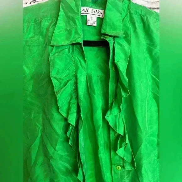 All silks sleeveless button up top - Picture 4 of 6